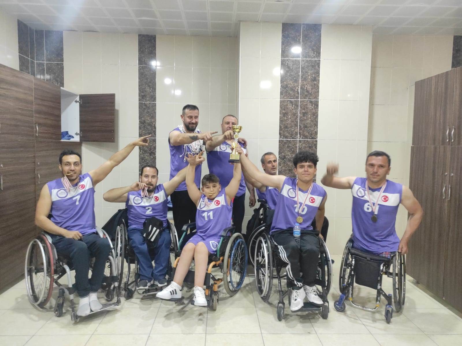 ŞAMPİYON KUPASINI ALDI